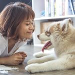 Mujer y perro felices con piensos holisticos