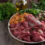 Cómo funciona la dieta BARF para los perros