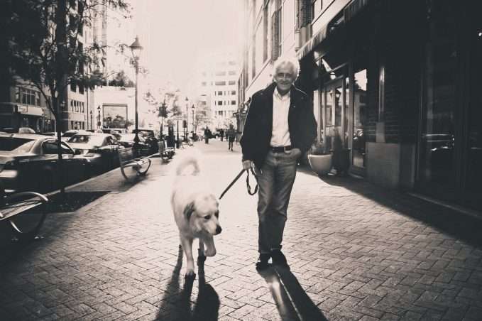 hombre paseando con perro terapia